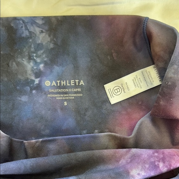 MOVING SALE! Athleta SET Conscious Crop Top and Salutation Capri in Supernova - Picture 8 of 9